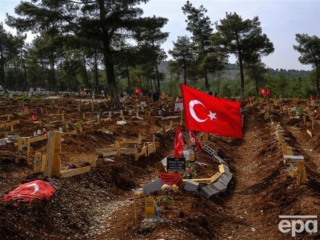 В Турции за два дня число жертв мощного землетрясения увеличилось почти на 500 человек