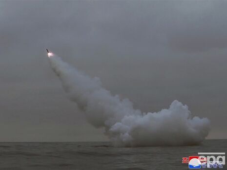 Ракети випустили з підводного човна 8.24 Yongung у водах біля затоки Кенпхо