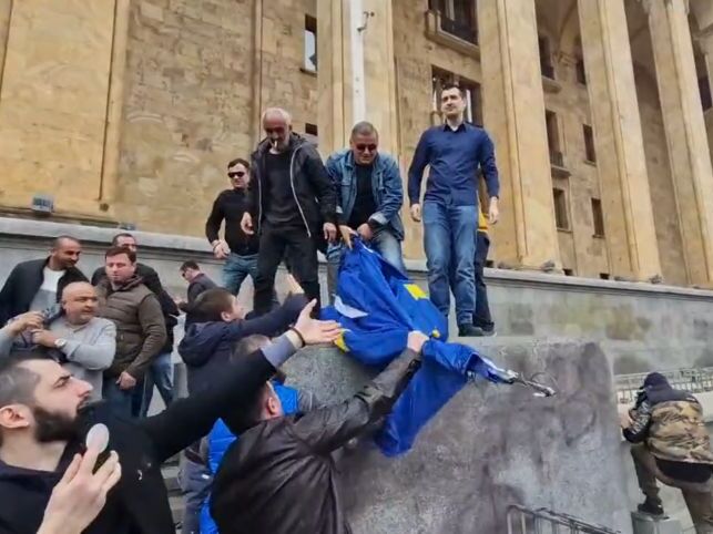 В Грузии пророссийские митингующие сожгли флаг ЕС у здания парламента. Видео