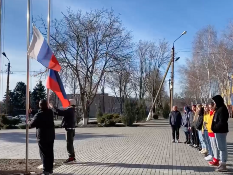 В оккупированном Мариуполе школьников заставляют поднимать российский флаг и слушать гимн – горсовет