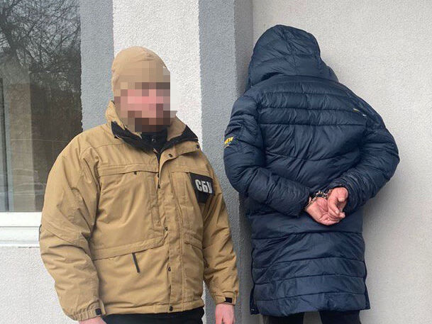 Чиновник Міноборони України попався на хабарі в розмірі $9 тис. за зняття з військового обліку