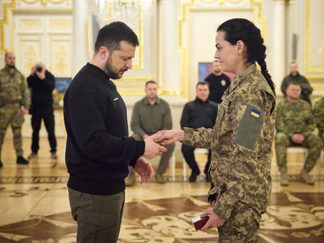 Михайлова (справа) передала Зеленскому боевой шеврон Да Винчи, с которым он воевал и именно с ним был в момент гибели, отметили в ОПУ