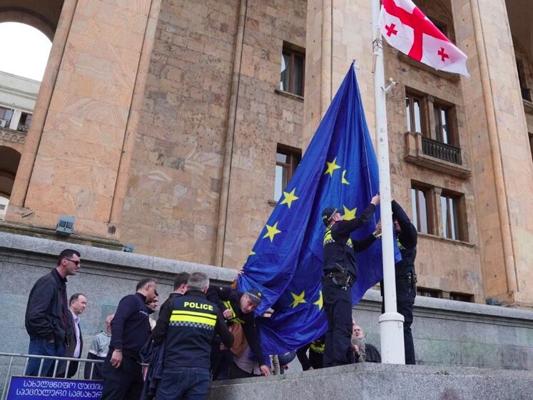 У парламента Грузии подняли флаг ЕС вместо сожженного, спикер парламента заявил, что "радикализм порождает радикализм"