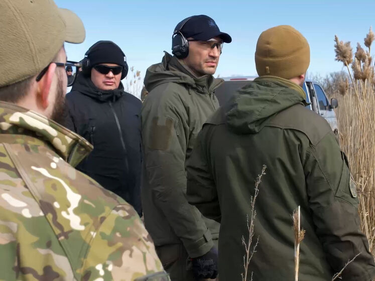 Волонтеры "Украинской команды" и Владимир Кличко передали дроны 204-му батальону теробороны Киева