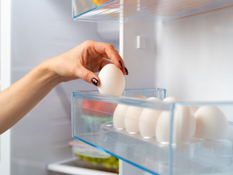 Експертка не рекомендує мити яйця, які зберігатимуть у холодильнику