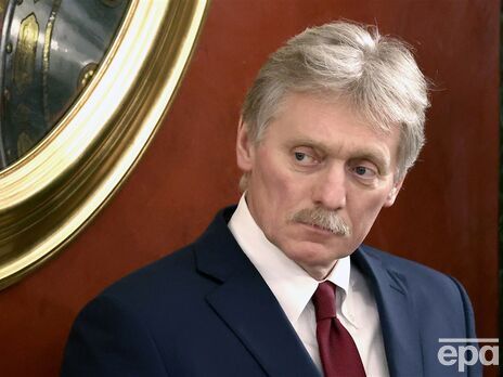 Пєсков (на фото) не став коментувати питання про те, чи позначиться рішення суду на візитах Путіна до країн, які визнають юрисдикцію МКС