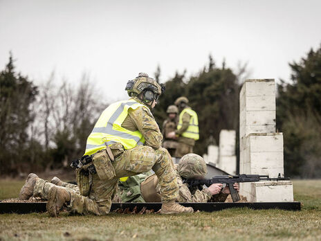 Австралийские инструкторы в Великобритании проводят курс огневой подготовки для украинских военных. Фоторепортаж