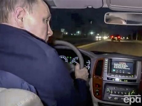 В ISW зазначили, що відвідування Путіним Маріуполя передбачало "дивну поїздку містом" за кермом автомобіля