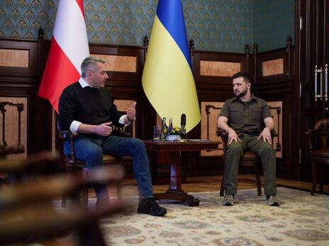 Австрия "с самого начала оказывала Украине всестороннюю гуманитарную помощь и будет продолжать это делать", заверил Зеленского (справа) Нехаммер