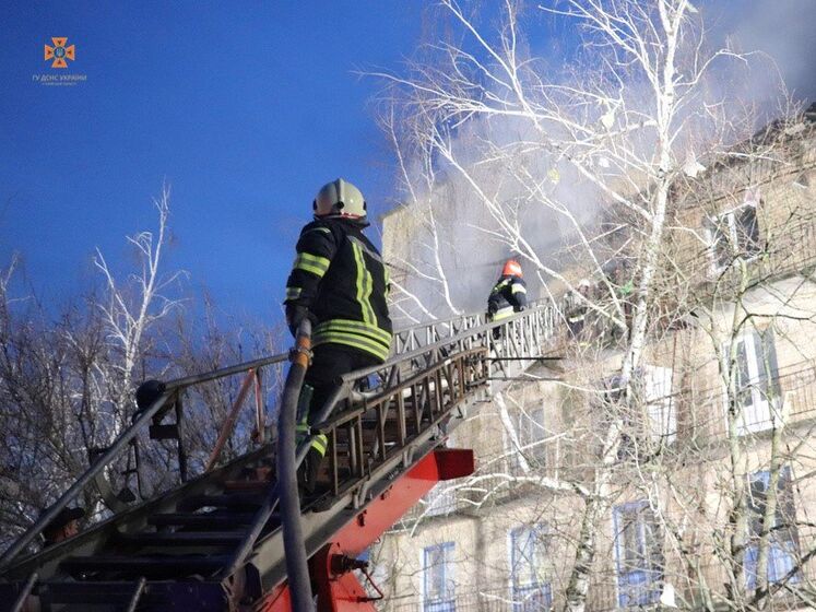 В Киевской области российскими дронами разрушены общежития и лицей, под завалами могут быть люди &ndash; ГСЧС