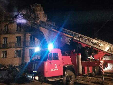 Из разрушенного российским ударом общежития в Киевской области эвакуировали 200 человек