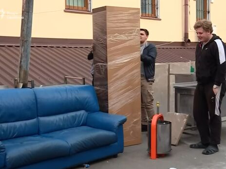 Журналісти бачили, як у Лаврі вантажать дивани та книжкові полиці