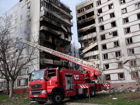 Спасатели ГСЧС Украины извлекли из-под завалов шесть человек и ликвидировали пожар в двух многоэтажках в Запорожье, рассказал Клименко