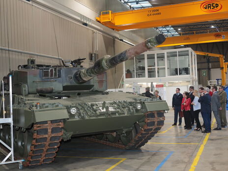 Роблес відвідала збройовий завод у провінції Севілья, перевіривши введення в експлуатацію шести танків Leopard 2A4 для України