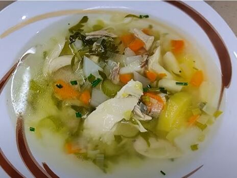 Для приготування супу знадобляться морква, селера, картопля, цибуля і пастернак