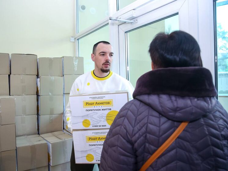 В Запорожье Фонд Рината Ахметова выдает продуктовые наборы людям из пострадавших домов