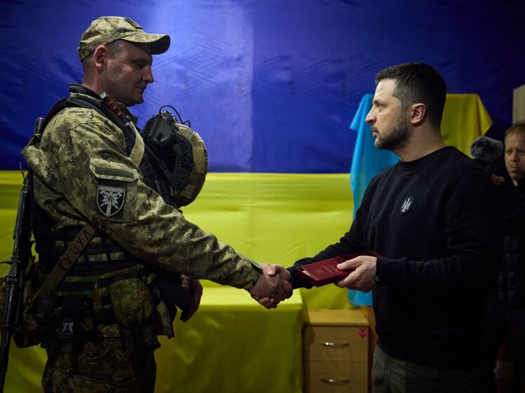 Зеленский посетил передовую в Запорожской области и вручил награды военным