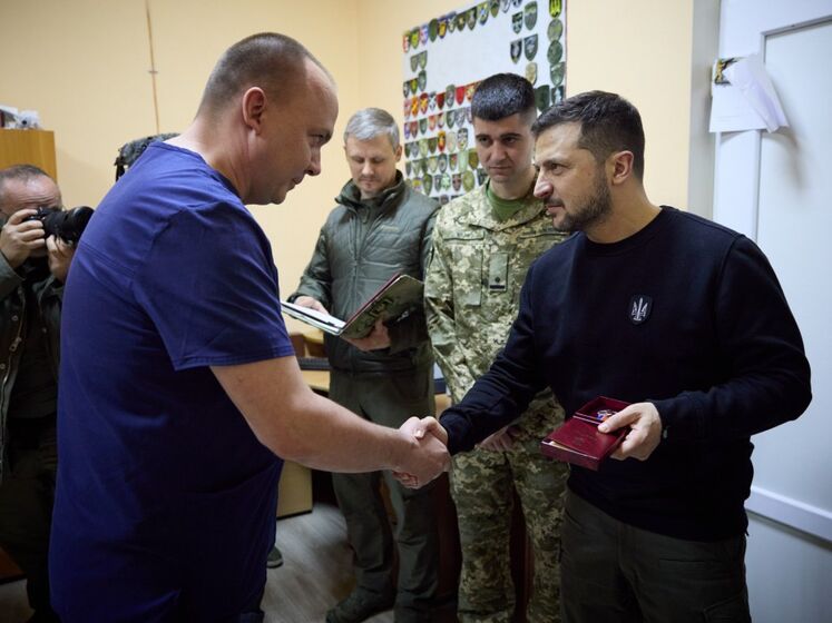 Зеленский проведал раненых в госпитале в Запорожье и поблагодарил медиков
