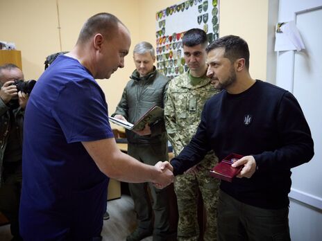 Зеленский вручил награды медикам, которые лечат раненых защитников Украины