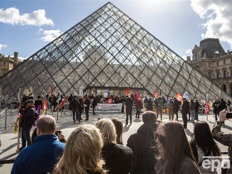 Працівники Лувру приєдналися до протестів і заблокували вхід до музею