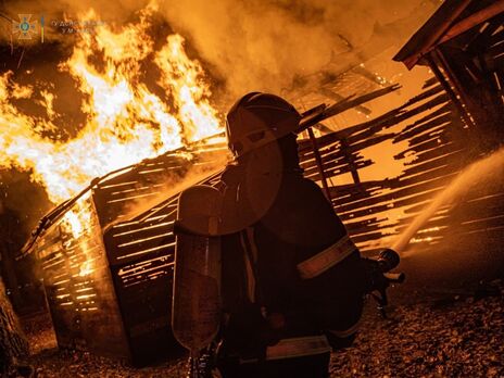 Спасатели локализовали пожар в Киеве после прилета дрона-камикадзе
