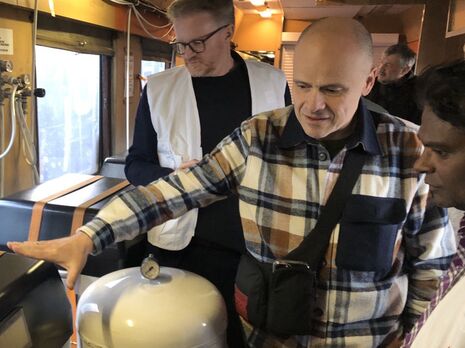 Евакуаційний потяг за рік урятував понад 3 тис. поранених українців. Зовні він виглядає як звичайний пасажирський потяг, але всередині це справжня лікарня