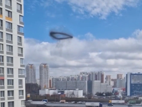 Большое кольцо дыма над московским районом Строгино. Перед его появлением жители слышали хлопок