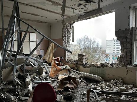В обстріляній окупантами лікарні пошкоджено систему опалення, у вікнах майже не залишилося скла