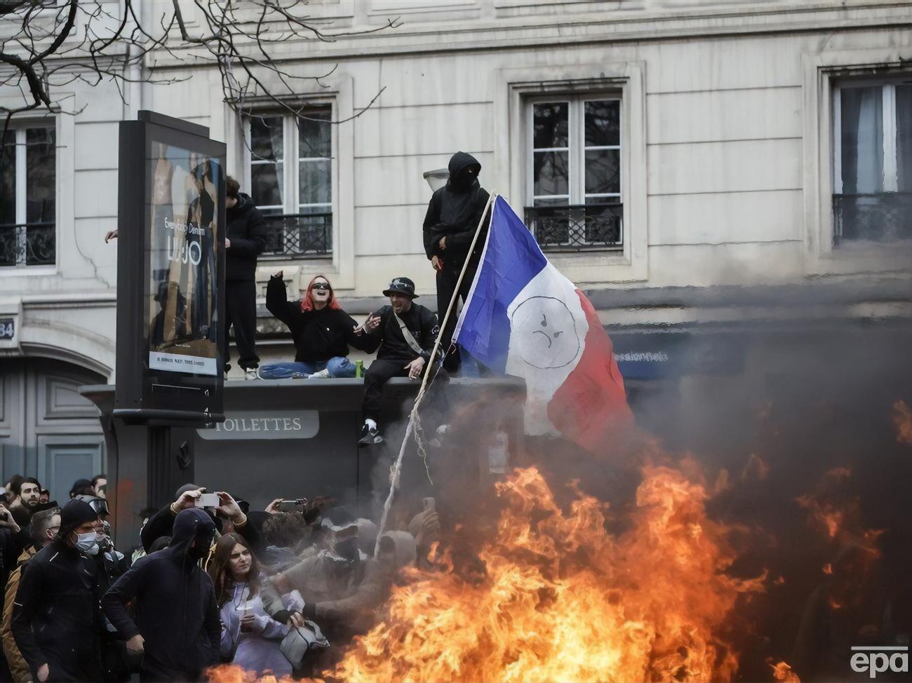 У Франції на протести вийшло 740 тис. противників пенсійної реформи, сталися сутички. Фоторепортаж
