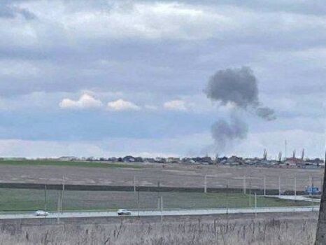 В крымском поселке, где находится российская авиабаза, произошел взрыв