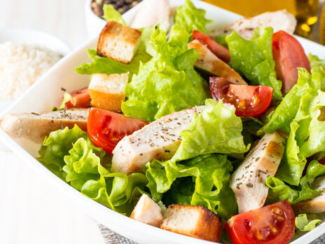 Салат "Цезар", на відміну від овочевих салатів, калорійніший