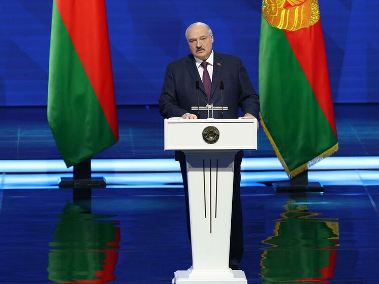 Лукашенко заявив, що "наполегливо активізовує" переговори з Путіним про повернення в Білорусь ядерної зброї, виведення якої "підписали божевільні"