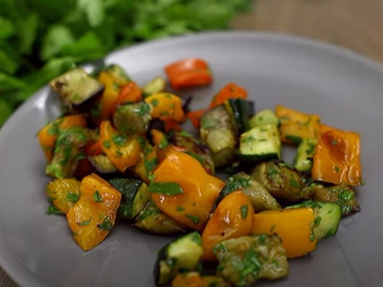 Вкусный салат из запеченных овощей с пикантным соусом. Простой рецепт и быстрое приготовление