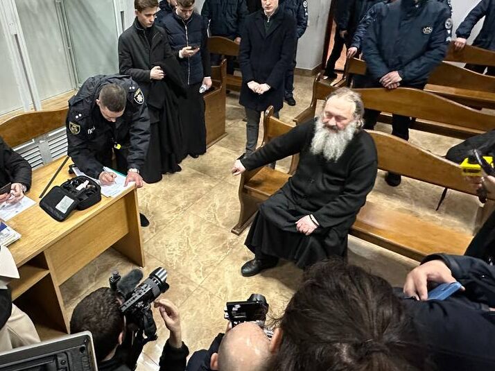 "Буду дома молиться". Митрополиту Павлу в суде надели электронный браслет. Видео