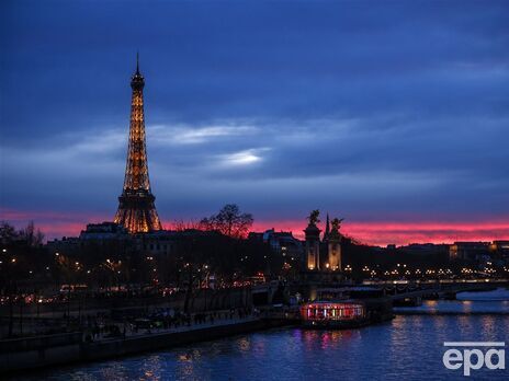 В Париже рядом с Эйфелевой башней установили ее копию. Видео