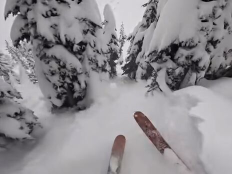 У США лижник у горах дивом помітив і врятував заживо похованого під снігом сноубордиста. Відео