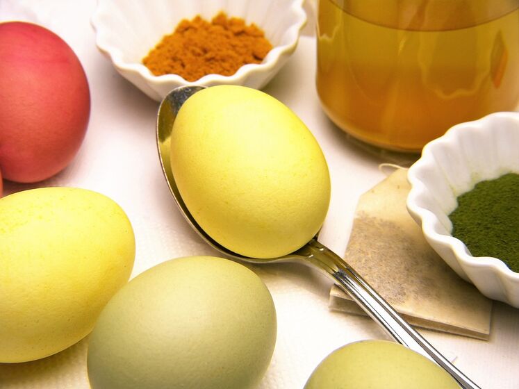 Как приготовить натуральный краситель для пасхальных яиц из куркумы. Простой лайфхак