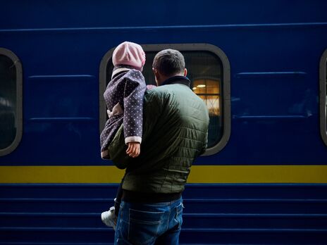 Українці, які переїхали з небезпечних регіонів країни потягами, можуть отримати грошову допомогу одразу на вокзалах – Мінреінтеграції