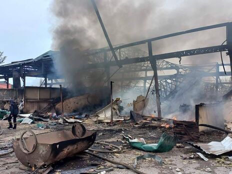 Окупанти ввечері 11 квітня обстріляли підприємство в Бериславі, виникла пожежа – Херсонська ОВА