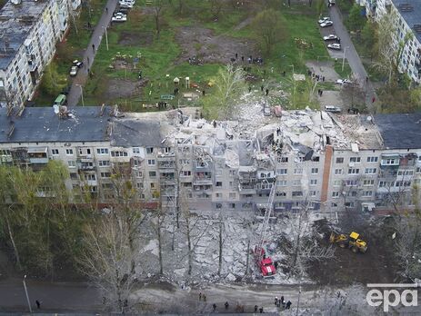 Россияне массировано обстреляли Славянск, повреждены 34 многоэтажных и 20 частных домов. Погибло восемь человек, более 20 пострадали. Фоторепортаж