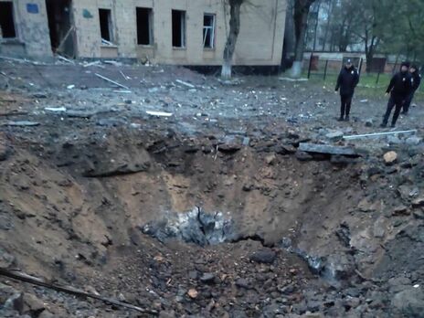 Окупанти випустили приблизно 10 ракет С-300 по Снігурівці, загинули люди. Прокуратура показала наслідки російської атаки. Фото