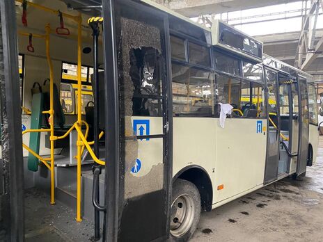 Російські окупанти обстріляли автобусний парк у Херсоні – ОВА