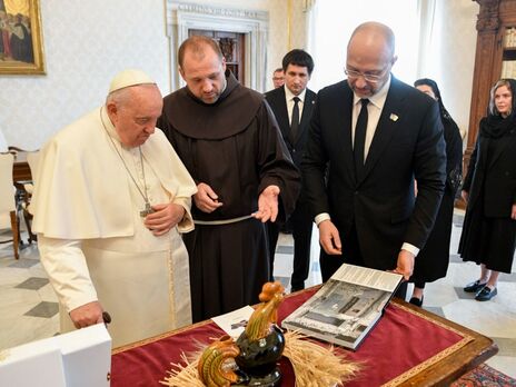 Шмигаль зустрівся з папою римським і передав фотоальбом про злочини РФ в Україні