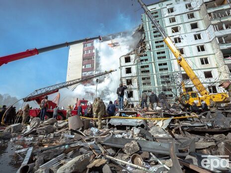 Зруйнована багатоповерхівка в Умані, пожежі у Дніпрі, уламки ракети у квартирі в Українці. Наслідки нічного ракетного удару РФ. Фоторепортаж
