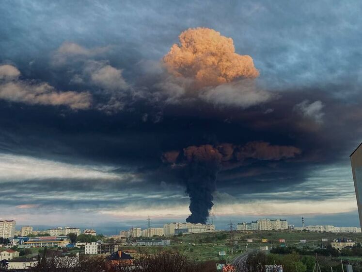 У Севастополі горить великий резервуар із пальним, окупанти заявили про влучання безпілотника. Відео