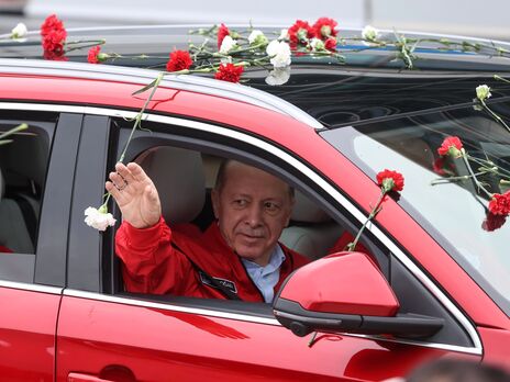 Эрдоган снова появился на публике после возникших проблем со здоровьем. Его выступления отменяли три дня