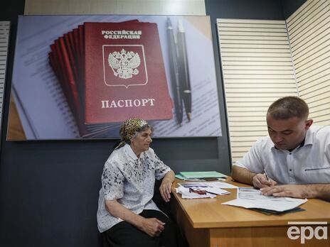 Омбудсмен порадив українцям в окупації брати російські паспорти 