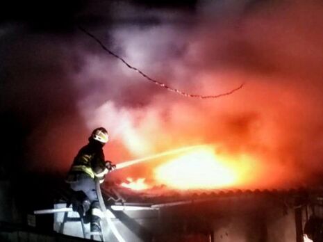 У Дніпрі дрон окупантів влучив в адміністративну будівлю, виникла пожежа – ОВА