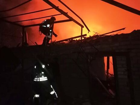 У Миколаївській області російський дрон влучив у приватний будинок, сталася пожежа – ОВА