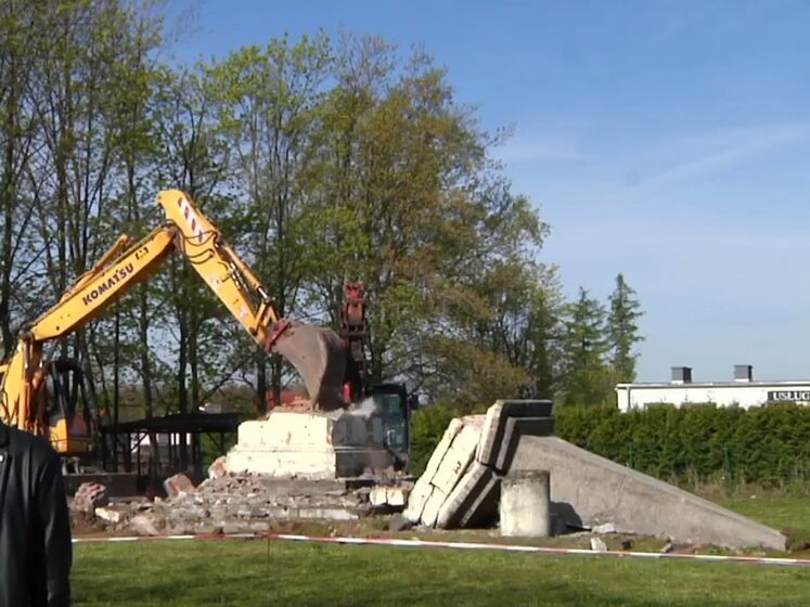 В Польше снесли "памятник благодарности Красной Армии". Видео